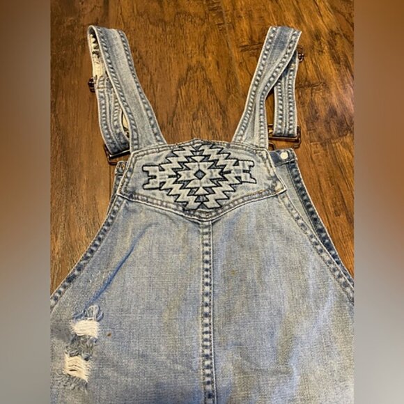 Forever 21 shorts denim overalls jeans embroidered back size 28 distressed - Picture 6 of 6